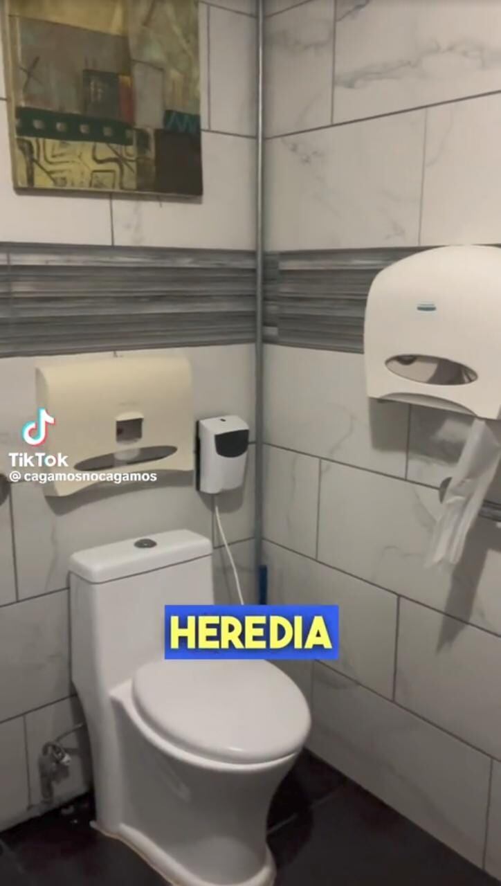 En la cuenta de TikTok ¿Cagamos o no cagamos? se hace un recorrido por los sanitarios del país. Captura de video.