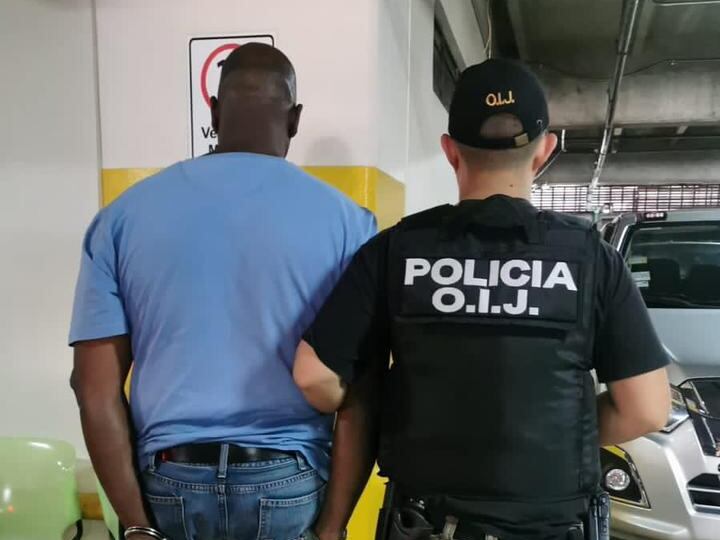 Allanamientos sección anticorrupción a liceo en San Juan de Tibás. Foto OIJ.