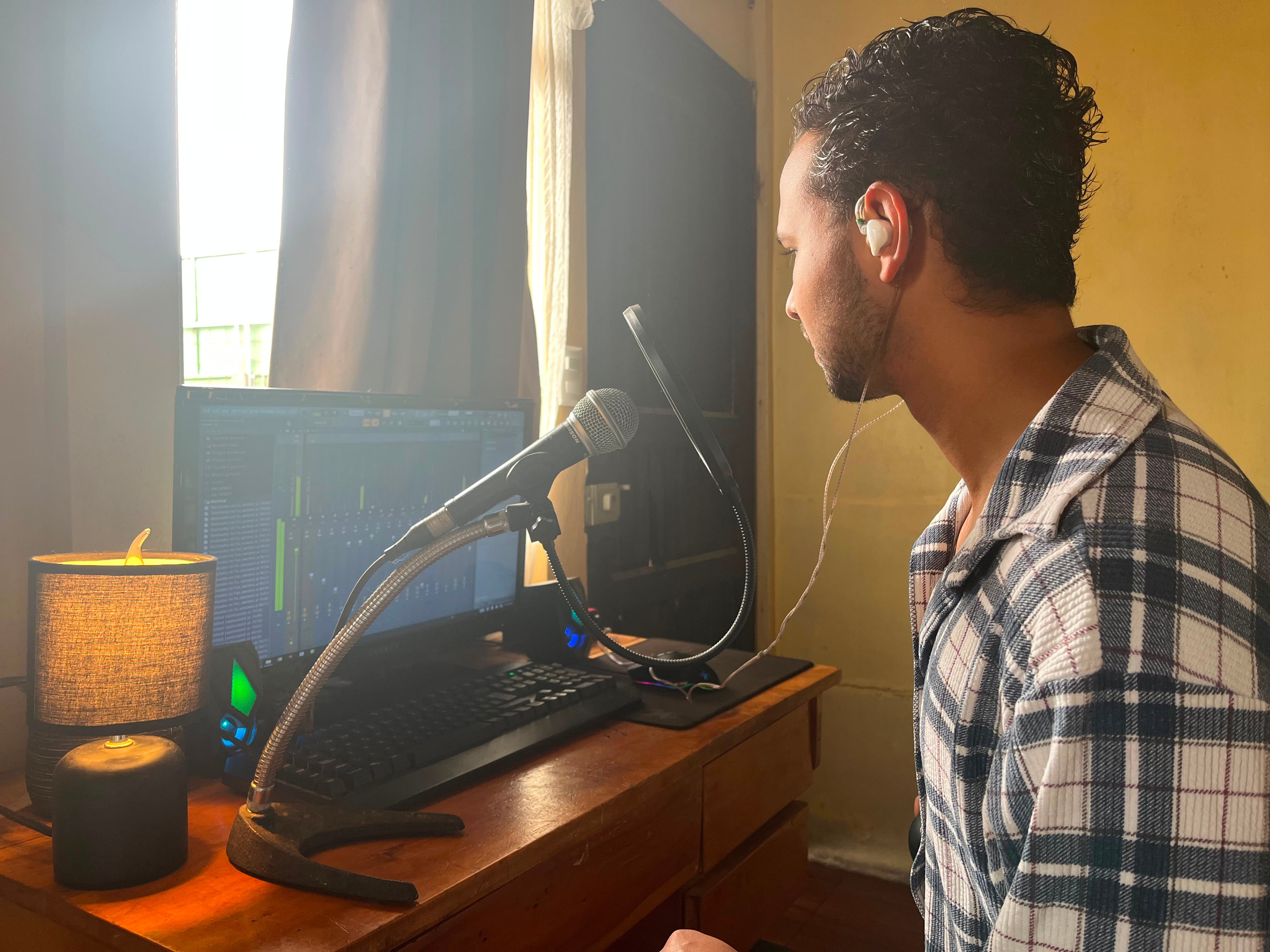 Andrés González, vecino de Cervantes de Cartago, lleva nueve años haciendo música pese a las limitaciones económicas.