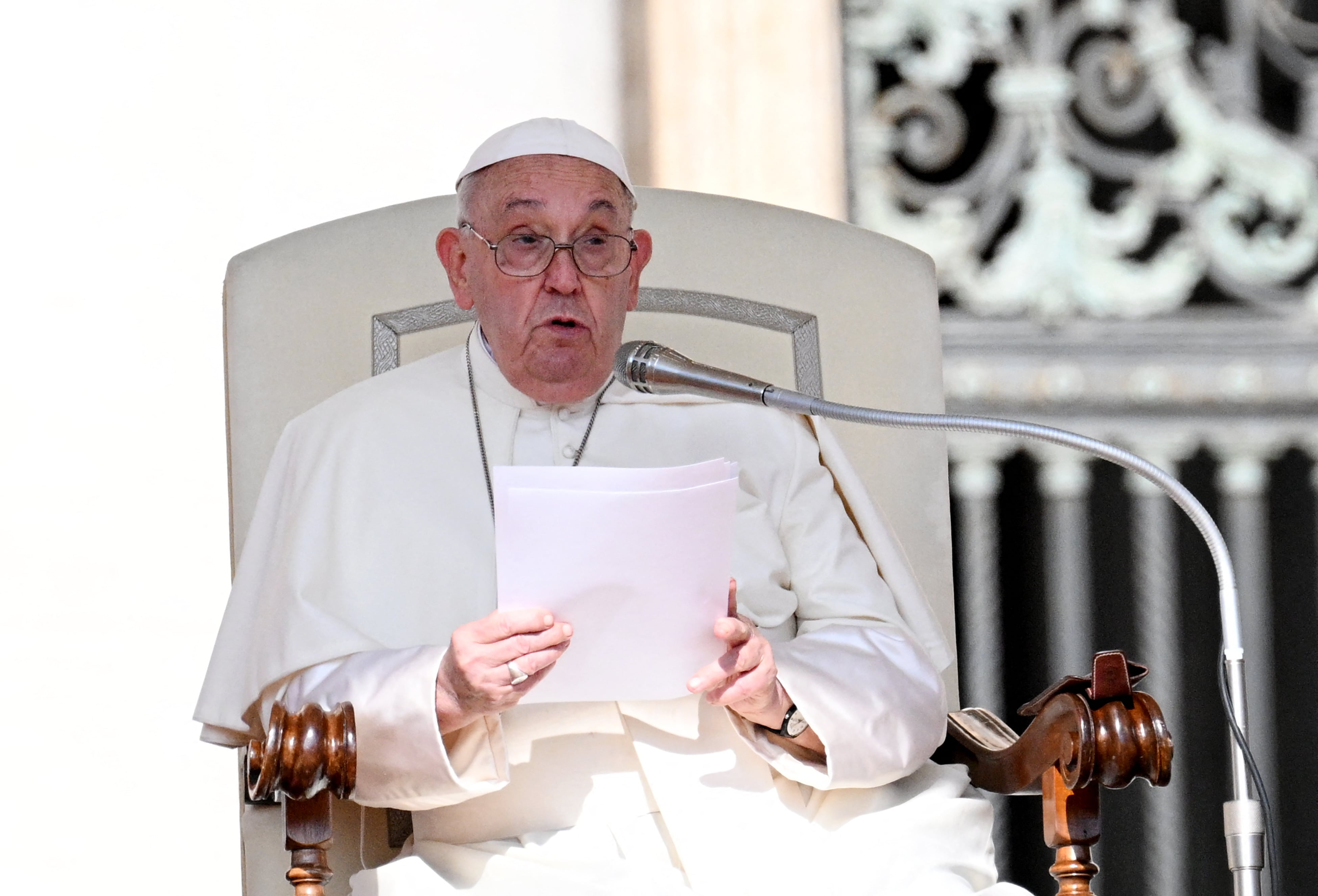 El papa Francisco habla durante su audiencia general semanal en la plaza de San Pedro en la Ciudad del Vaticano.