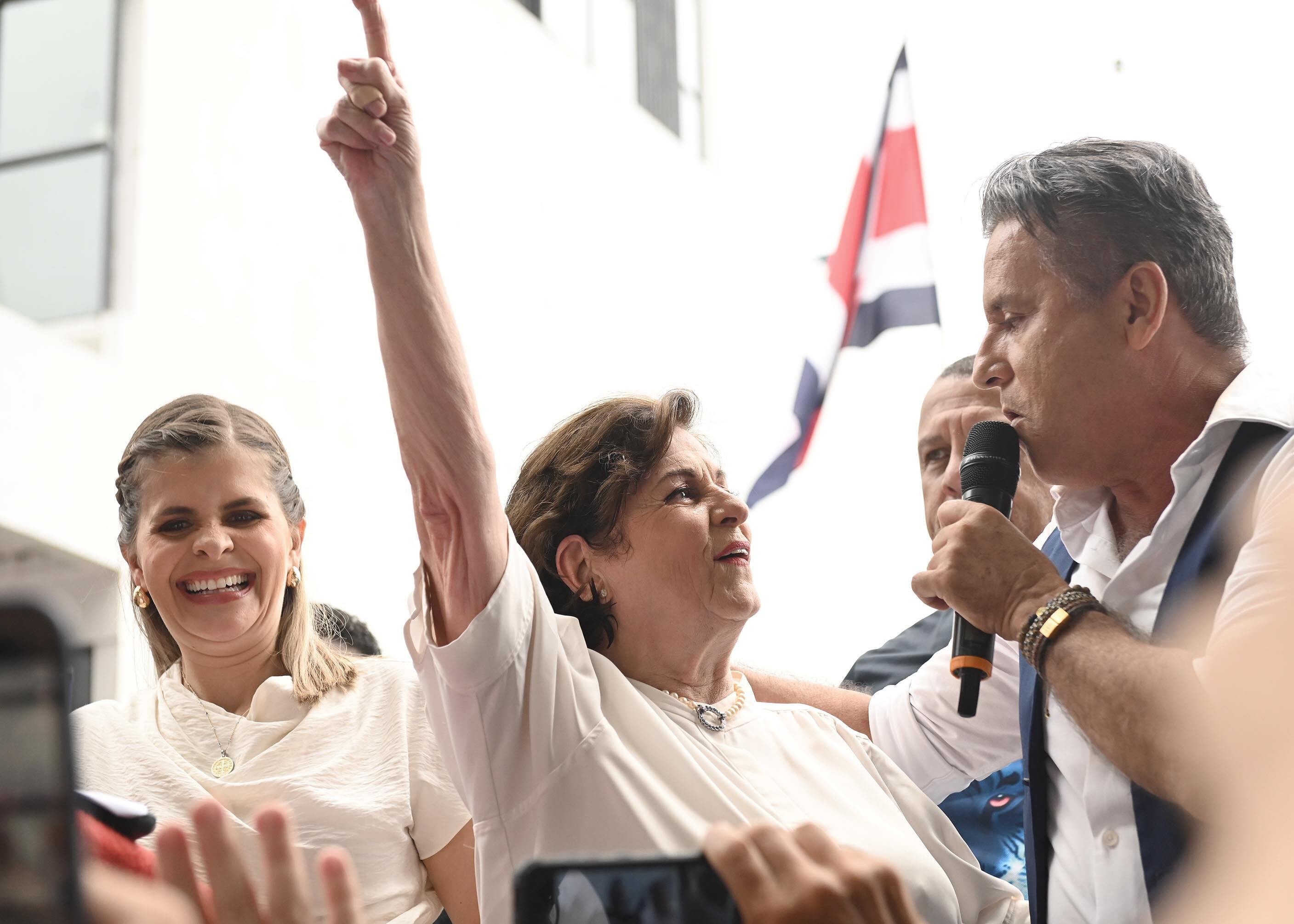 12 de julio del 2025. Parque Morazán. San José. 09:00 hrs. Anuncio oficial del partido político con el que participará el movimiento de Rodrigo Cháves en las próximas elecciones nacionales en febrero del 2026. En la foto:  Pilar Cisneros anuncia que el partido Pueblo Soberano representará a Rodrigo Cháves en las próximas elecciones. Foto: Albert Marín.