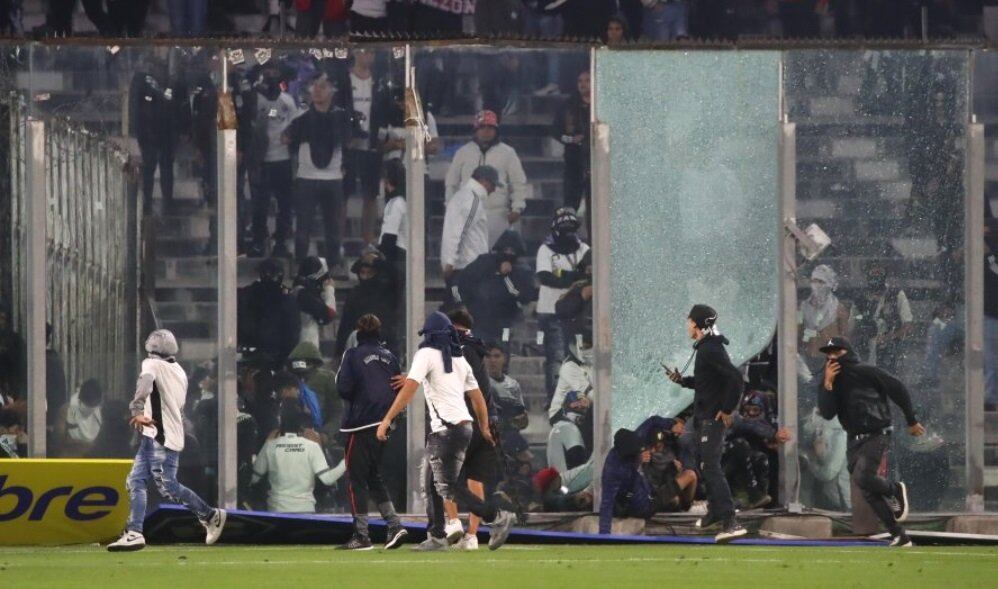 Dos personas murieron este jueves en una estampida mientras un grupo de hinchas intentaba ingresar por la fuerza al estadio Monumental de Colo Colo, Foto tomada de X, Gamba, Chile.