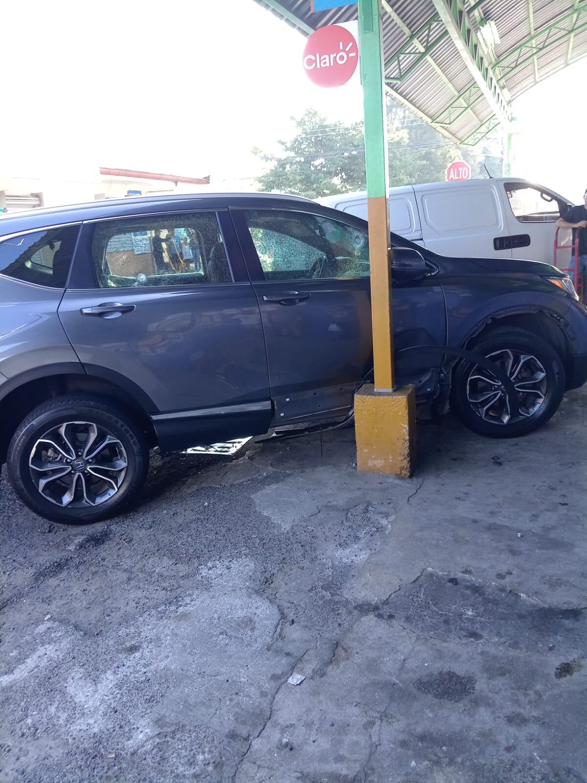 Un hombre fue asesinado a balazos en el parqueo de un supermercado en Santa Bárbara de Heredia