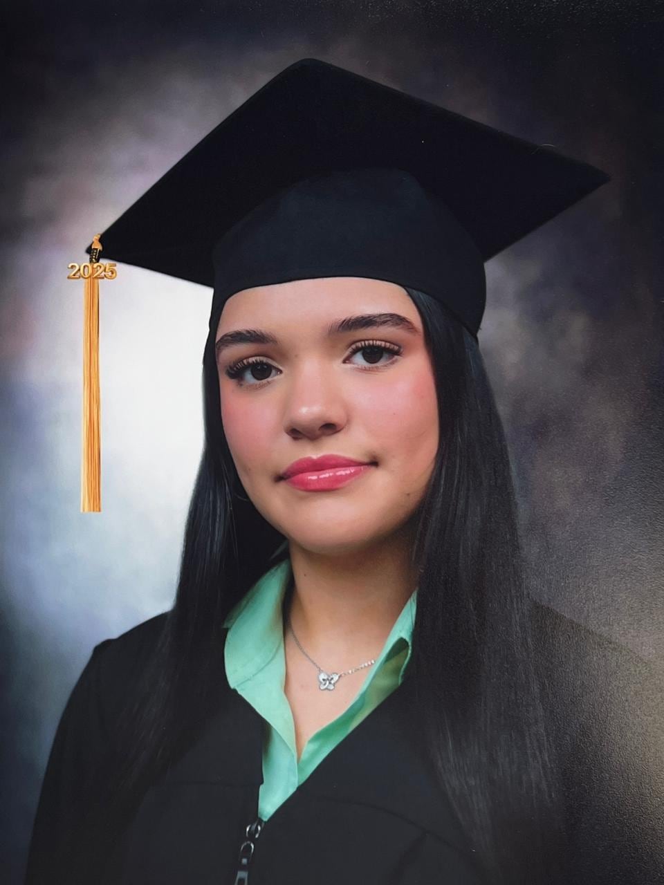 En Gravilias de Acosta, un pueblo rural al pie del cerro Dragón, rodeado de cafetales, ganado y cítricos, creció Deylin Masís Chinchilla, una joven de 17 años que se convirtió en orgullo nacional al obtener 900 puntos, la nota máxima, en el examen de admisión de la Universidad Nacional (UNA) para el ingreso 2026