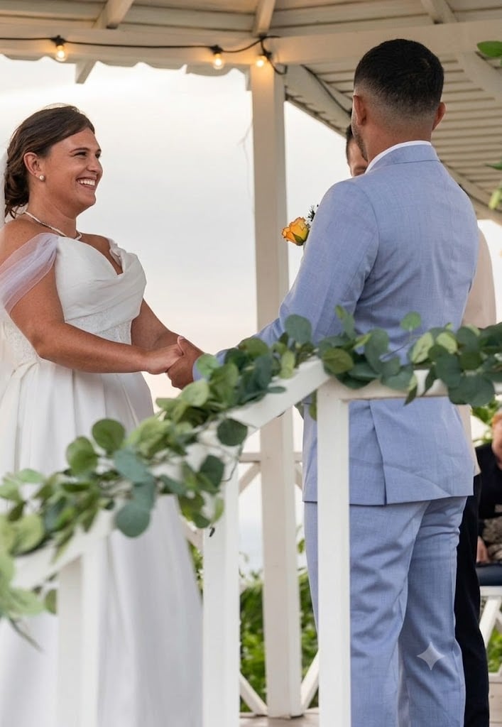 Luis Miguel Valle y Hannah Mikles se casaron este fin de semana en una ceremonia frente al mar.