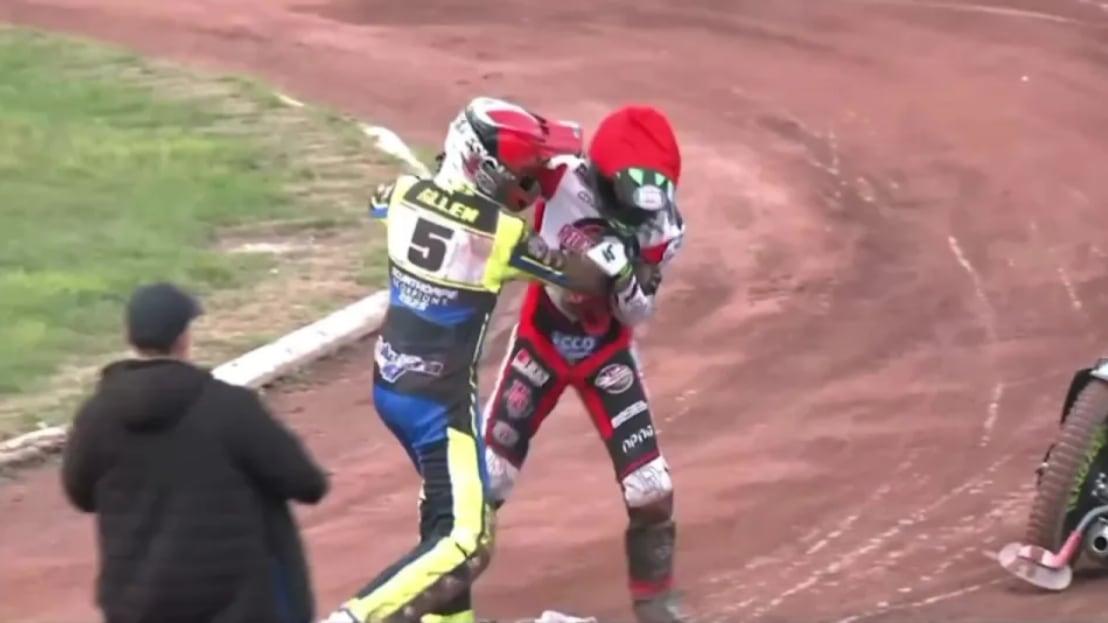 Dos amigos chocaron en una carrera de motos y se fueron a los golpes. Fotos tomadas de The Sun.