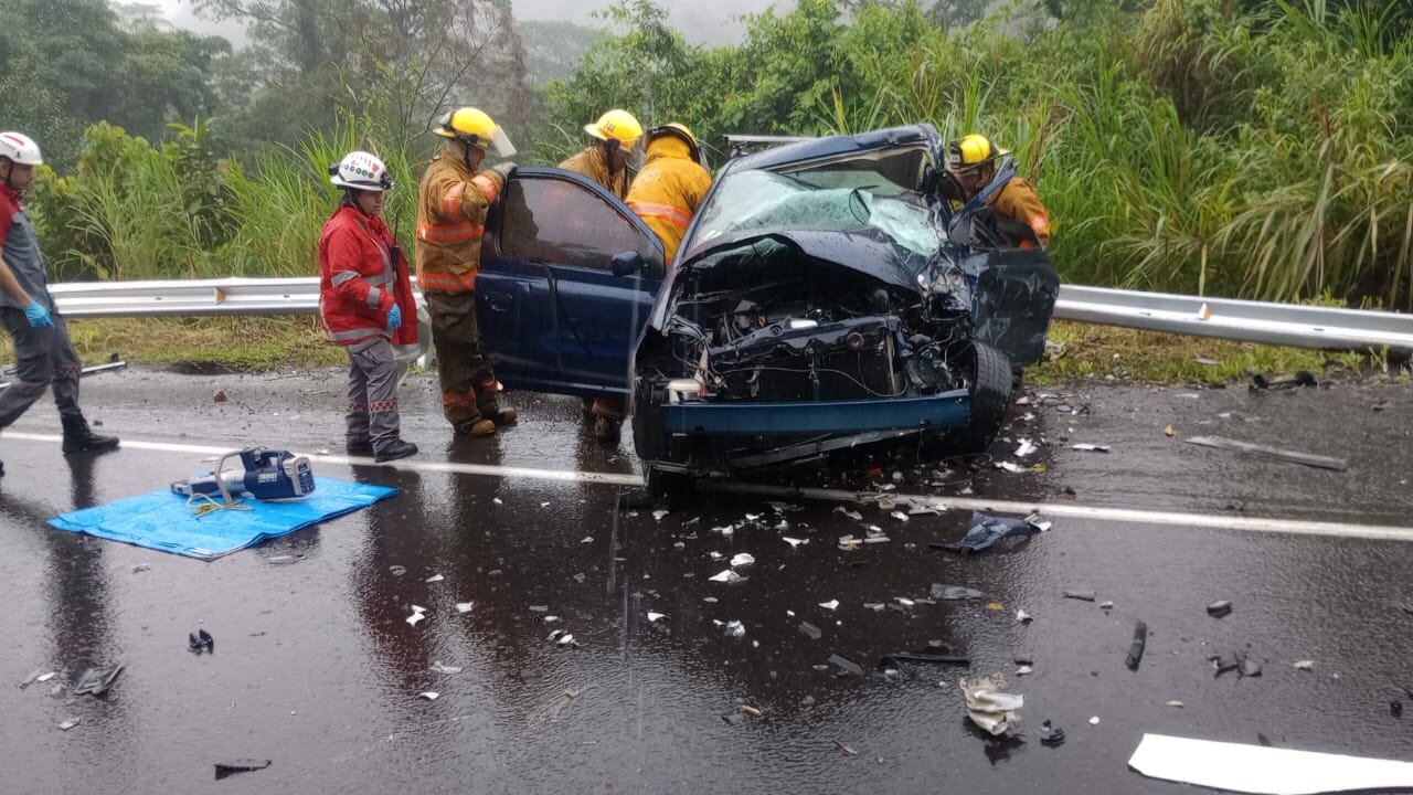 Un violento choque entre una ambulancia y un carro cobró la vida de una persona y dejó a una persona grave y otros tres con fuertes golpes, pero fuera de peligro. Foto: Cortesía para La Teja