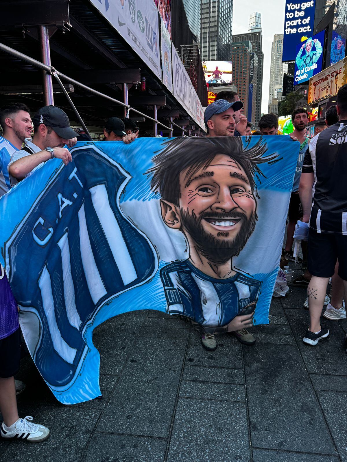 Ambiente argentino en Times Square, Nueva York previo al partido entre Argentina y Canadá este martes en la Copa América. Foto: William Cordero.