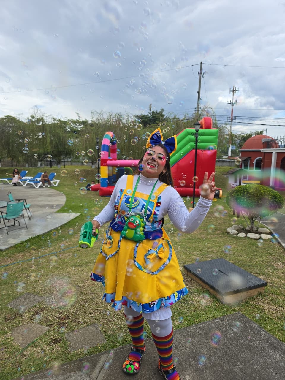 Mariam Fernández se transforma en la payasita Engel para trabajar en fiestas infantiles.
