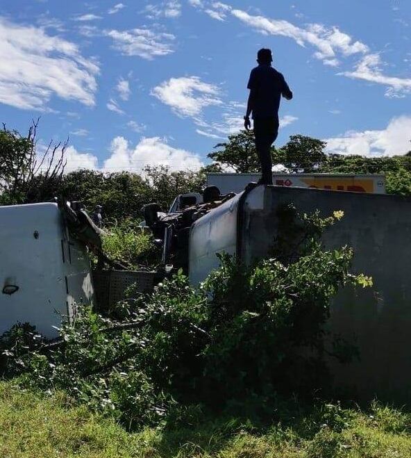 Choque entre traíler y cuatro vehículos deja dos personas fallecidas en Abangares. Foto cortesía.