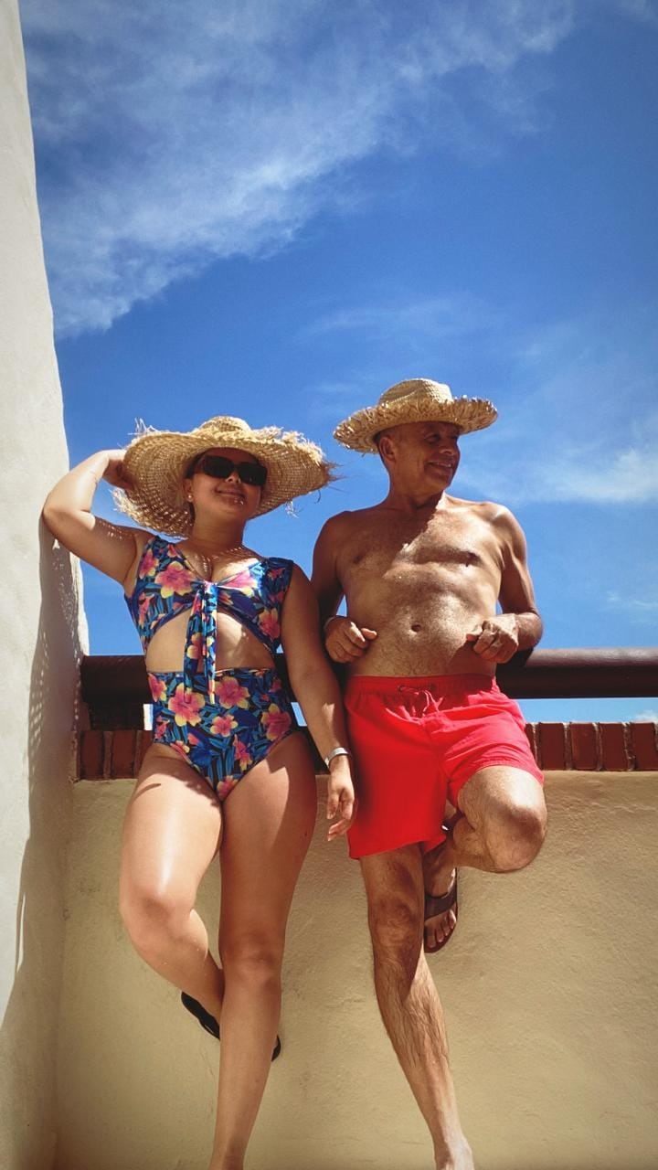 Giovanni Calderón, el Profe, junto a su novia Alejandra Ramírez.