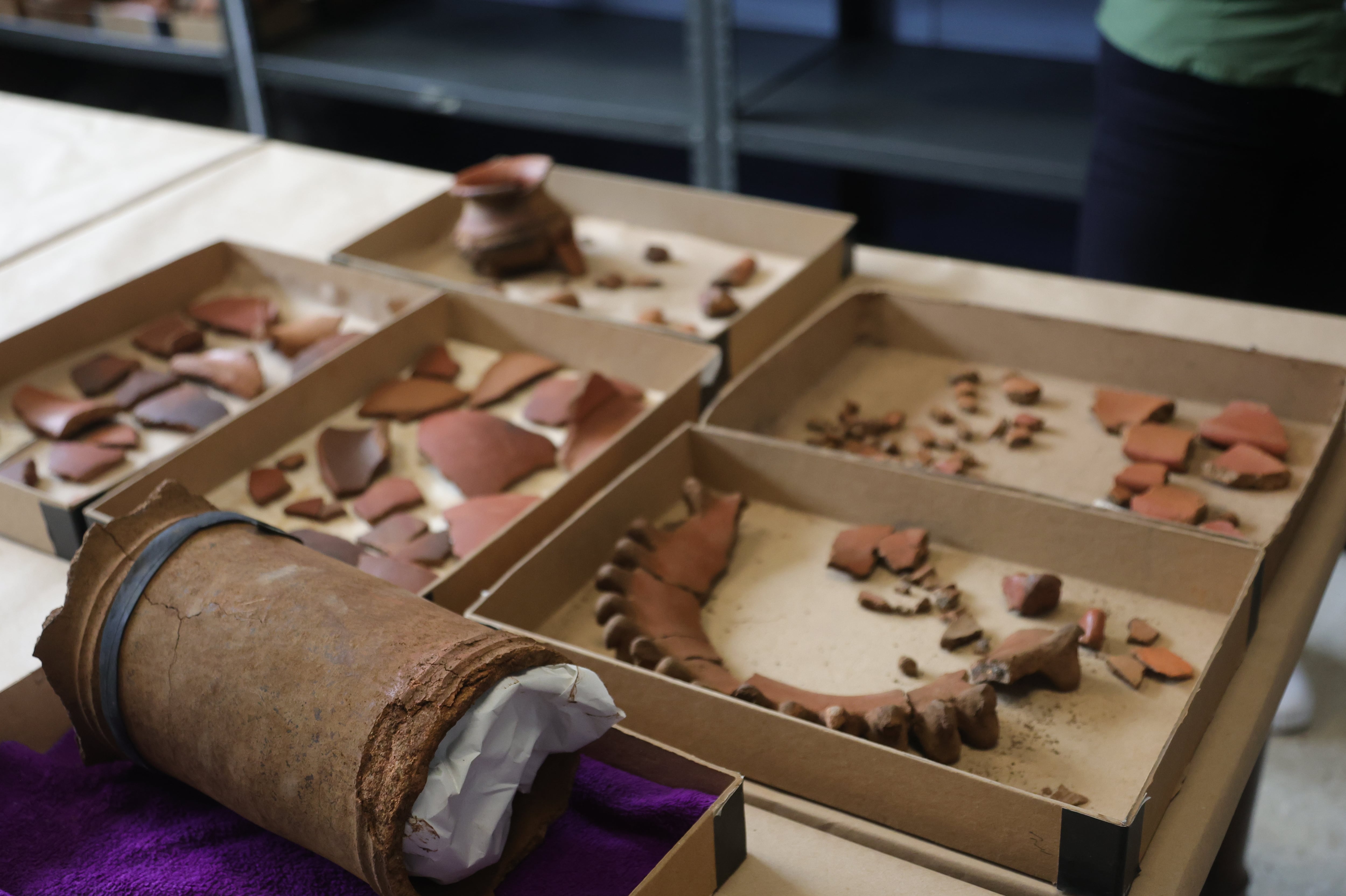 fotos de las piezas de cerámica que fueron encontradas en una construcción en Alajuela.