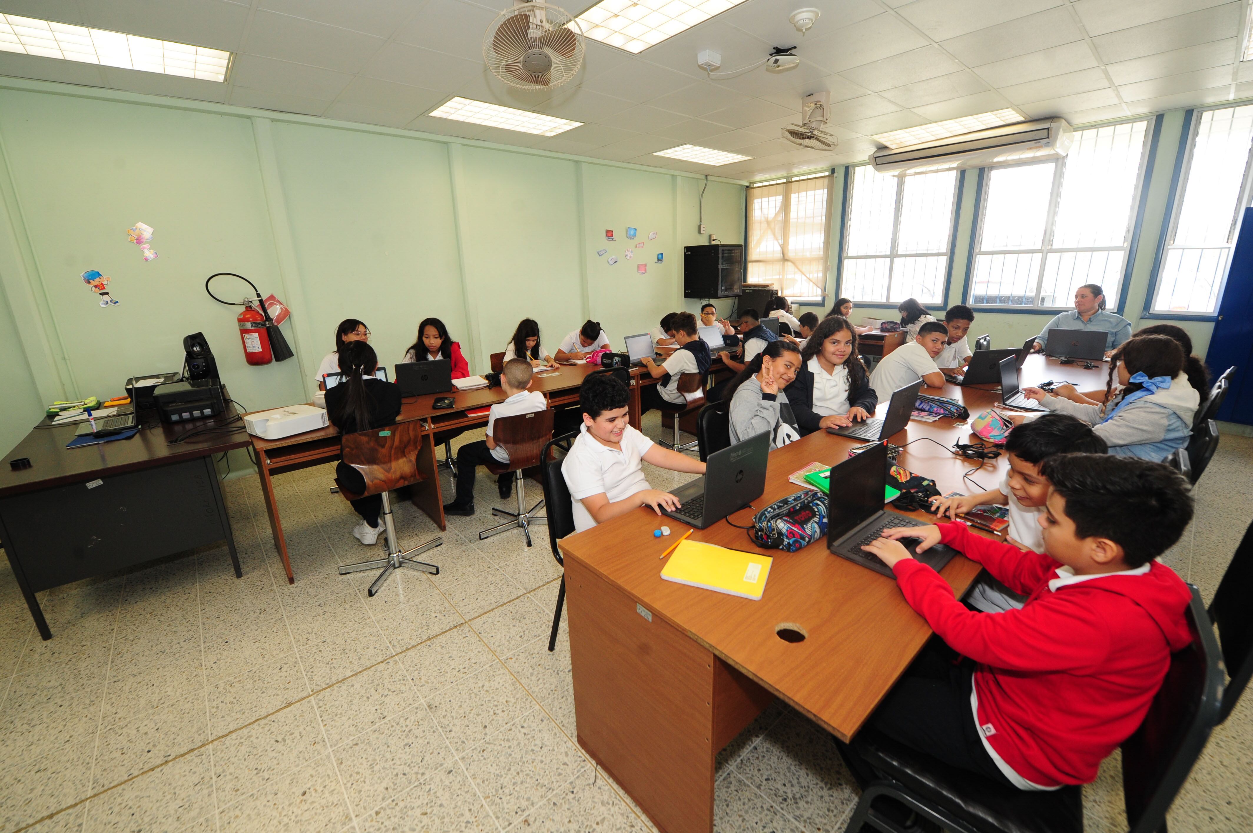 Colima de Tibás. Escuela Rafael Vargas Quirós, instalaciones nuevas contiguo a la planta del ICE, la antigua escuela se encontrabá en los terrenos donde pasa la circunvalación norte. Fue construida nueva gracias al dinero que prestó el BCIE para la Circunvalación Norte.