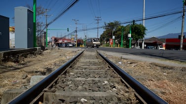 Este es el multón por hacer mal el alto en las vías del tren