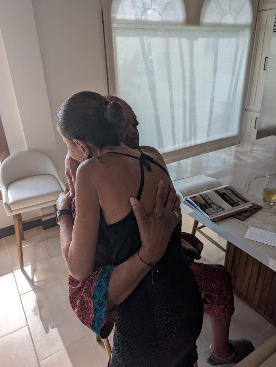 Morgan Freeman quedó "flechado" por el talento de la escultora Sandra Rubinstein. Pieza de arte costarricense viaja a casa de mega estrella