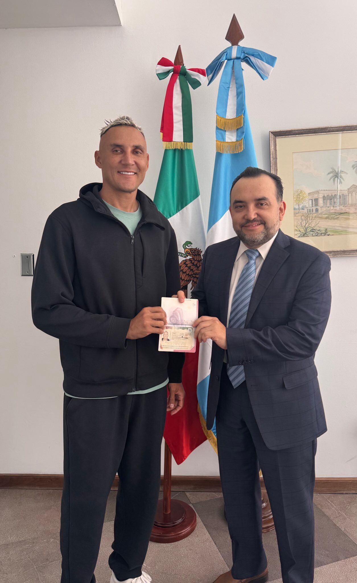 Keylor Navas causó todo un revuelo en su llegada al aeropuerto a la Ciudad de México.