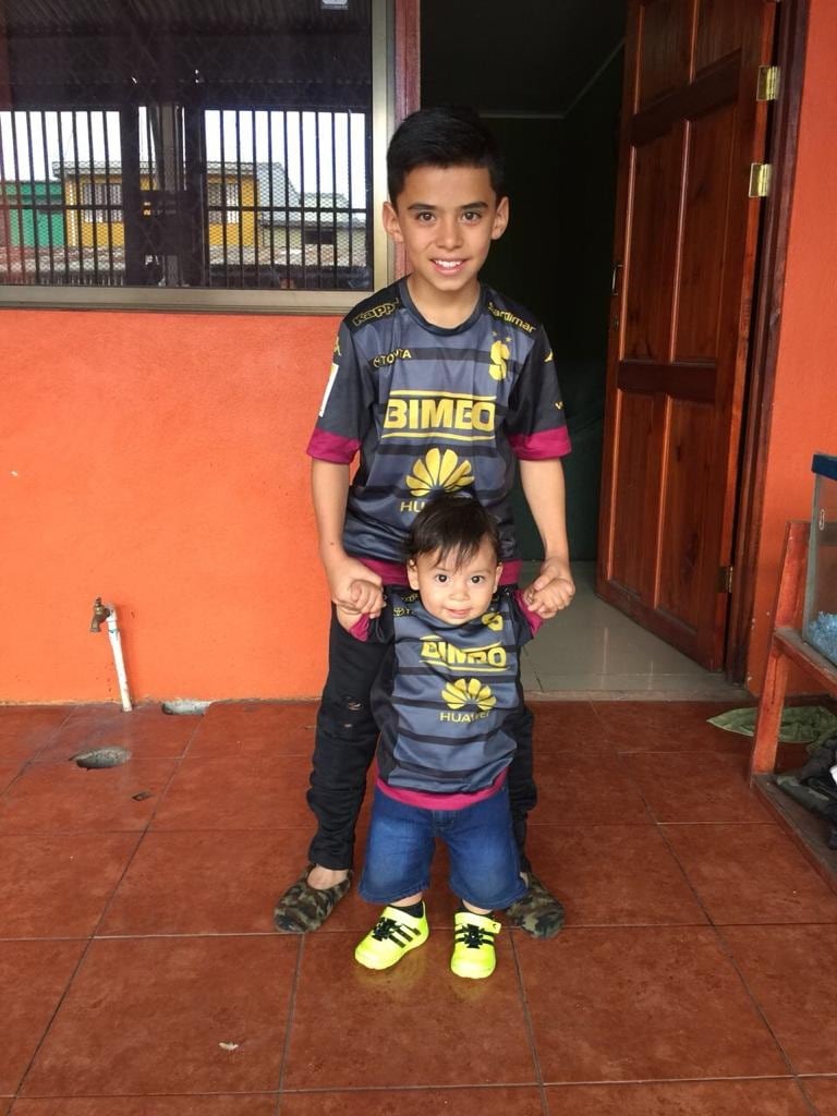 Ezequiel Pérez, pequeñito que compartió con Mariano Torres el domingo en el juego contra Puntarenas. Cortesía.