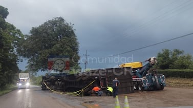 Identifican a trailero extranjero que murió al salir expulsado en vuelco en Sarapiquí