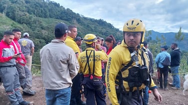 Árbol cae sobre casa dejando a varias personas prensadas en Quepos
