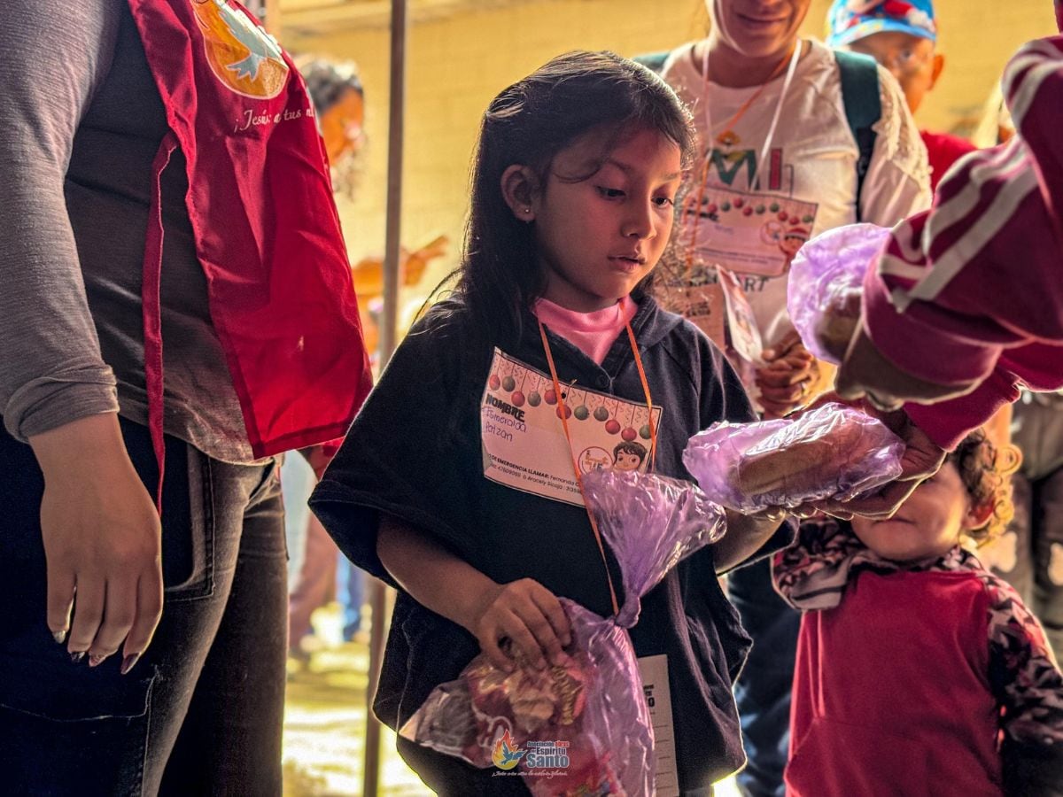 Los ojitos de los pequeños se iluminaban cada vez que recibían un regalo. Foto: Cortesía Obras del Espíritu Santo.
