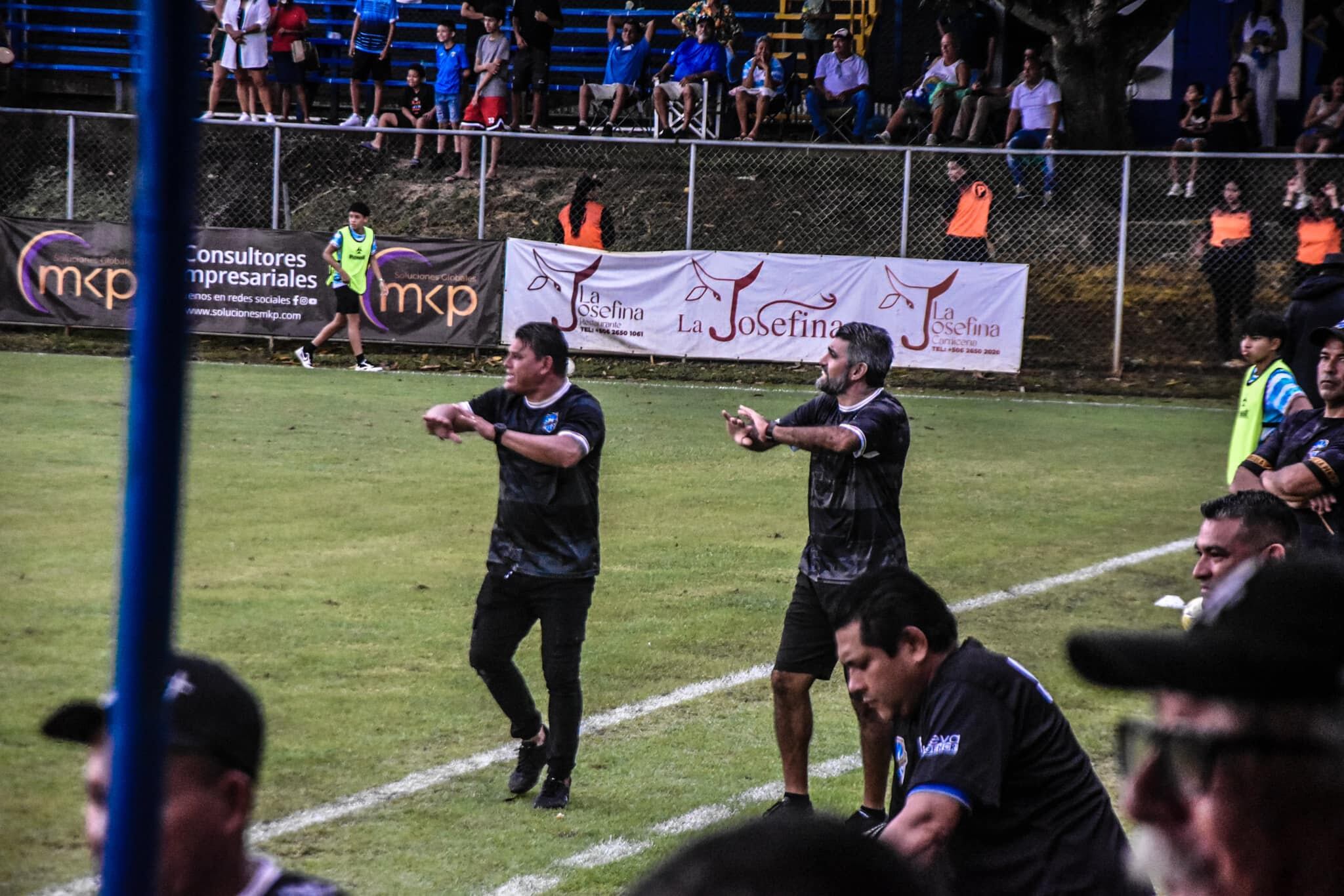 Geiner Segura ha hecho una buena dupla con Mauricio Solís en el banquillo de Jicaral. Foto: Facebook Jicaral.