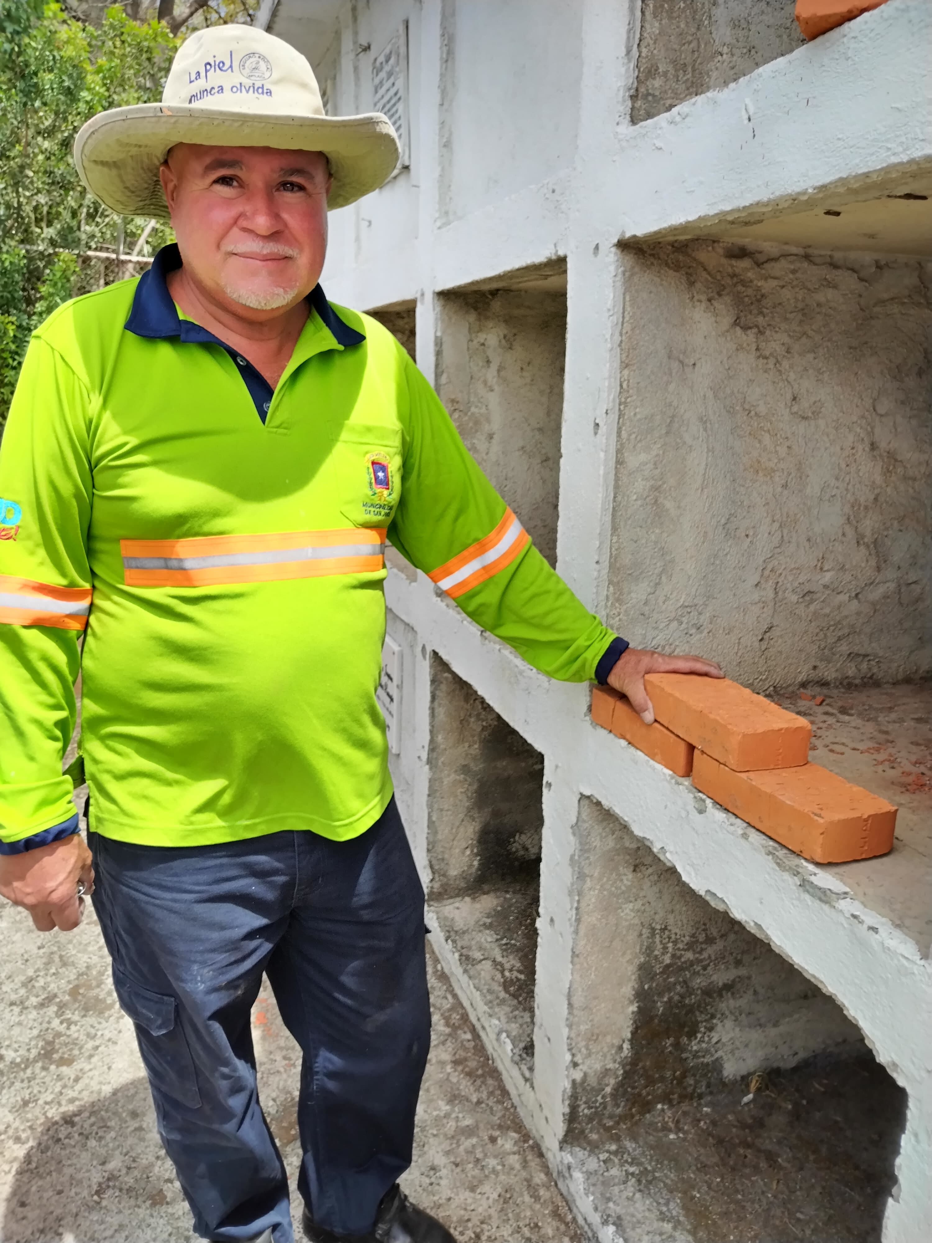 Alexander Jiménez Barahona, nativo de Llano Alexander Jiménez Barahona, nativo de Llano Hermoso de Puriscal, nos abrió las puertas del cementerio Corazón de Jesús de La Uruca y de su experiencia, para entender un poquito mejor ese oficio de panteonero. Hermoso de Puriscal, nos abrió las puertas de “su” cementerio y de su experiencia, para entender un poquito mejor ese oficio de panteonero.