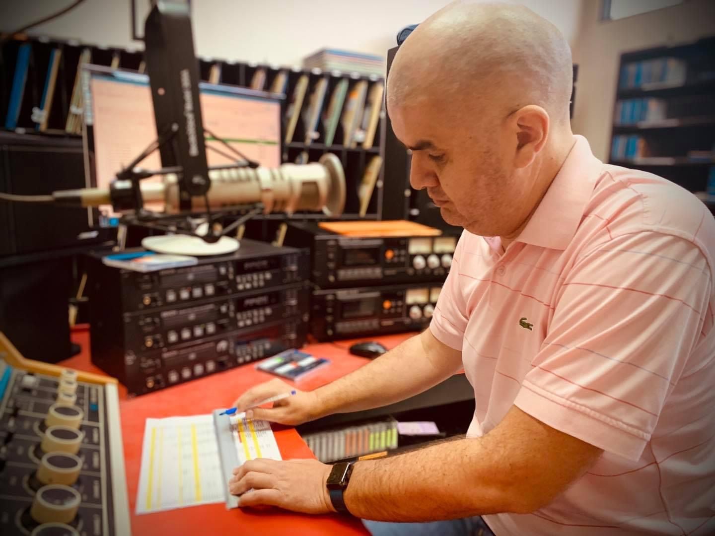 Fabián Aguilar, locutor y programador de radio Sinfonola 90.3 F.M.