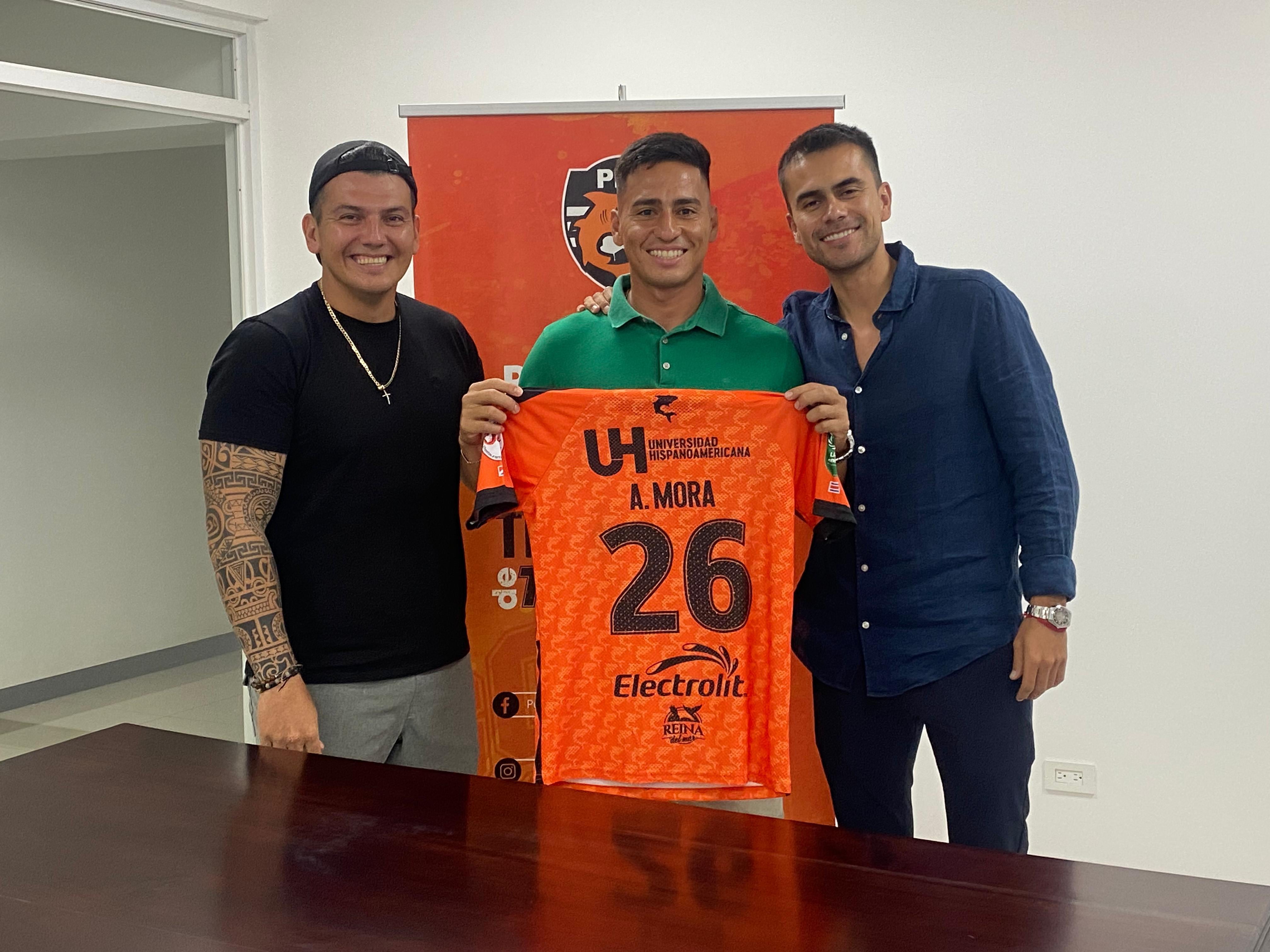 Los jugadores Hiram Muñoz y Andrey Mora renovaron con el Puntarenas FC para la siguiente temporada. Prensa PFC.