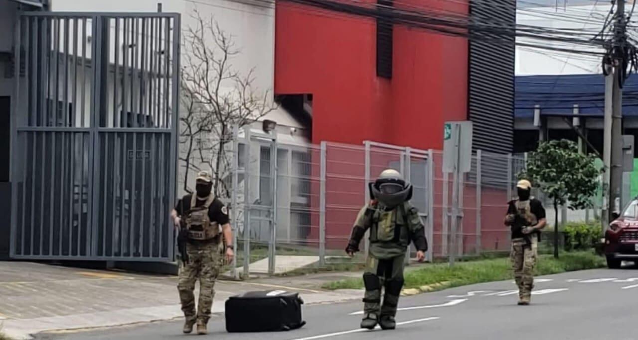 Tiran caja con granadas afuera de la estación de Bomberos de Pavas
