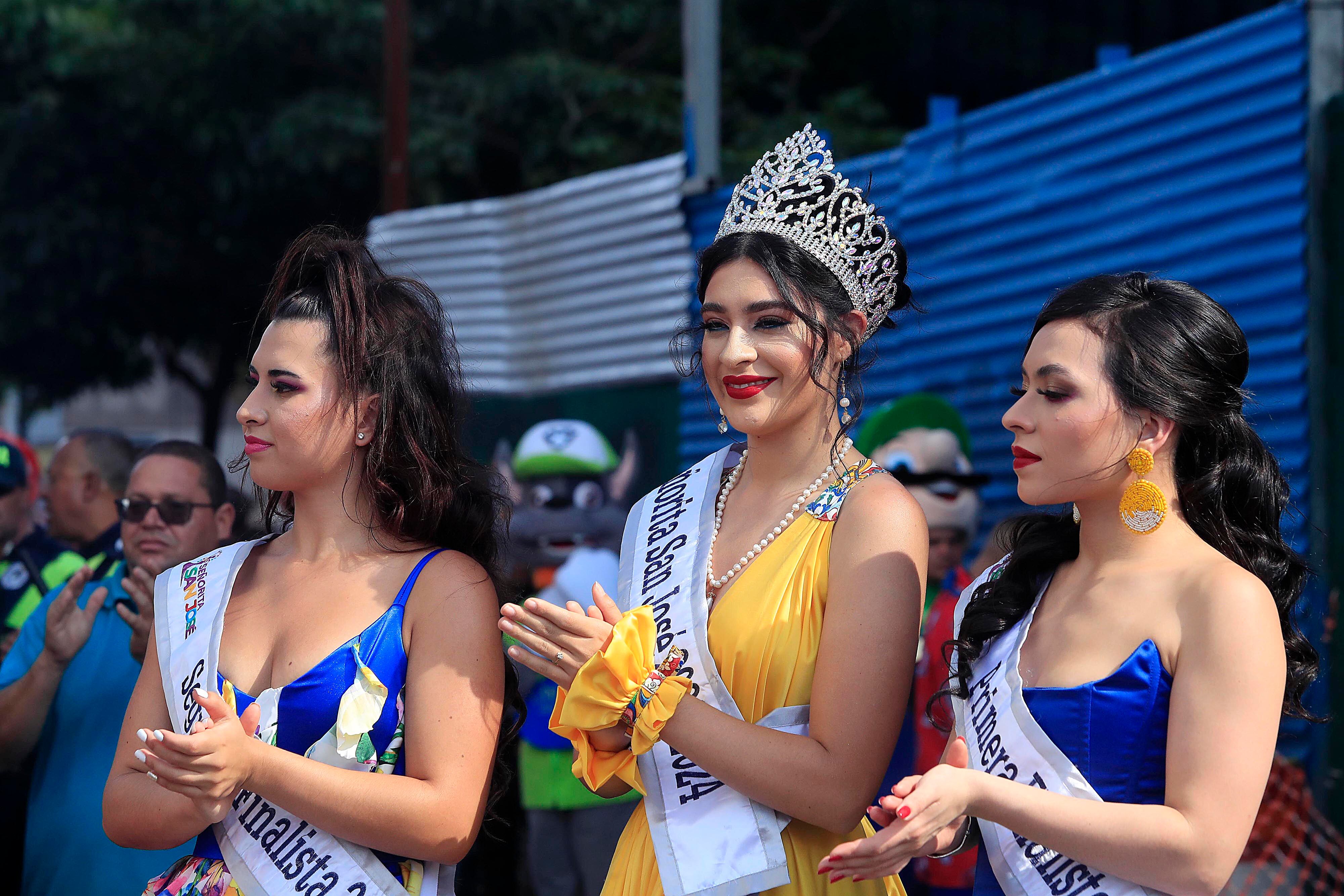27/12/2023 Avenida Segunda. Este miércoles se realizó Carnaval de San José, luego de tres años ausencia en las actividades festivas de fin y principio de año. El desfile, con la presencia de comparsas y carros antiguos, formó parte de las actividades tradicionales en el marco del 200 aniversario de San José como capital, en un ambiente de fiesta, ritmo y mucho color.