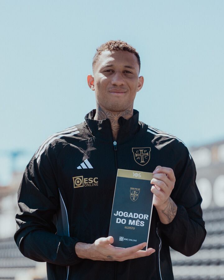 Patrick Sequeira muestra el premio al Mejor Jugador de agosto del Casa Pia.