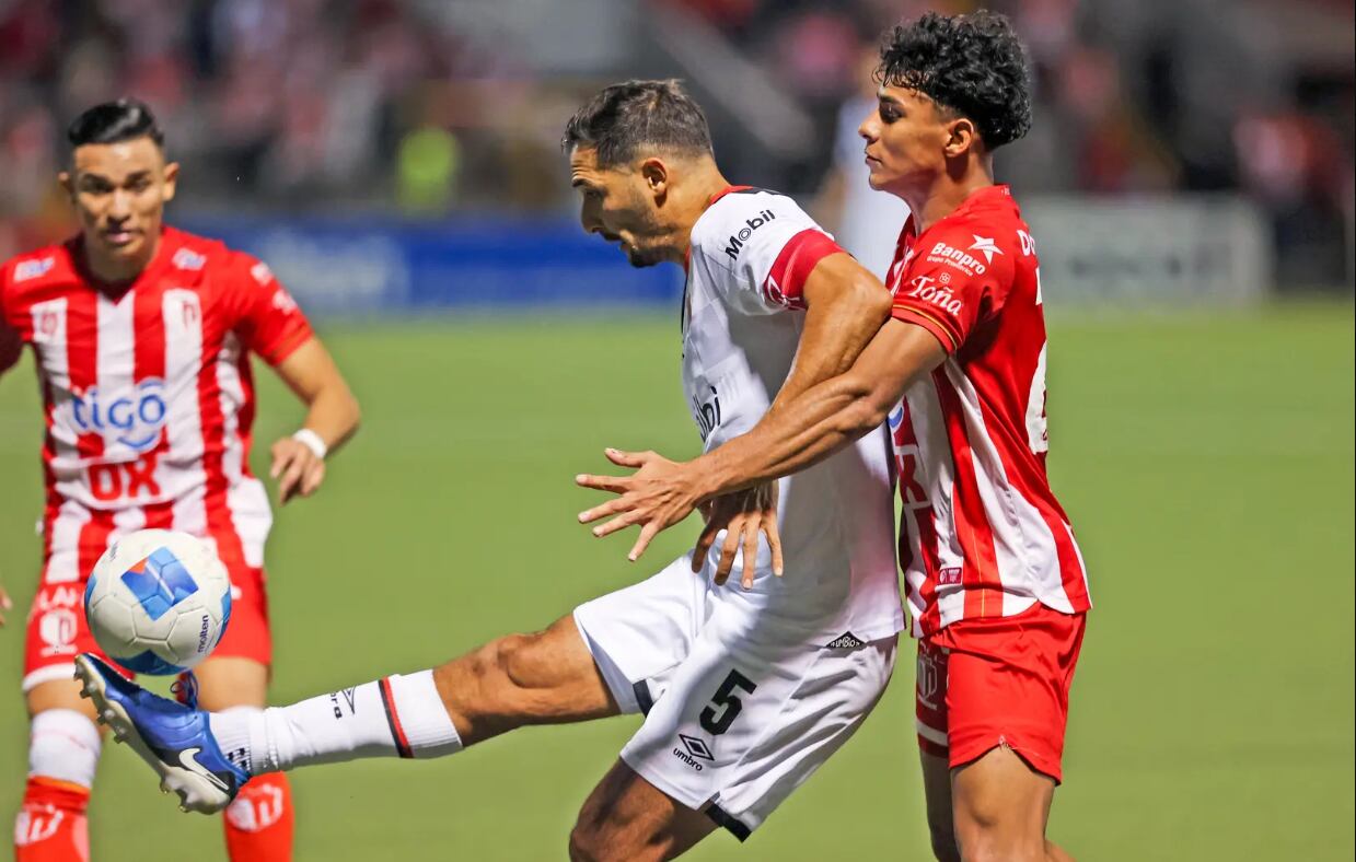 Celso Borges marcó el gol de penal de Liga Deportiva Alajuelense contra Real Estelí, en el partido que se jugó el 27 de noviembre en el Estadio Independencia, en Nicaragua.
