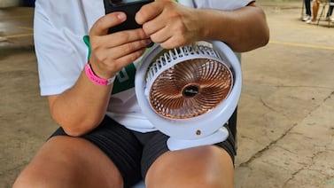 Migrante dice que el calor del CATEM le causó alergias a sus hijos y tienen problemas con la comida