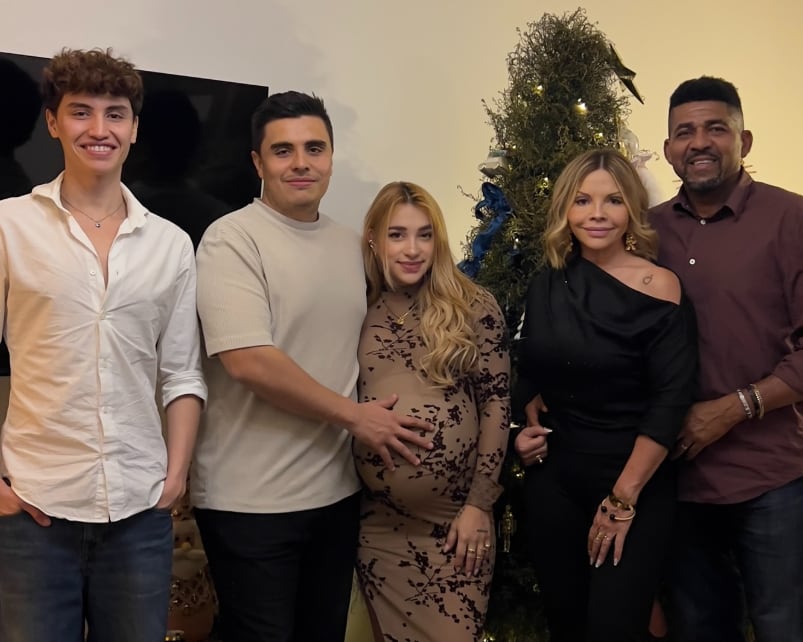 Austin Berry y su esposa Cristina Alfaro chineando a su primer nieto, Parisa.