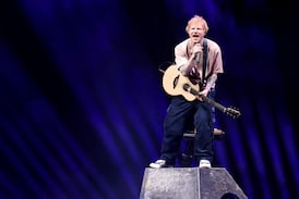 Ed Sheeran sorprendió al aparecer en un bar de La Cali y así reaccionaron los presentes
