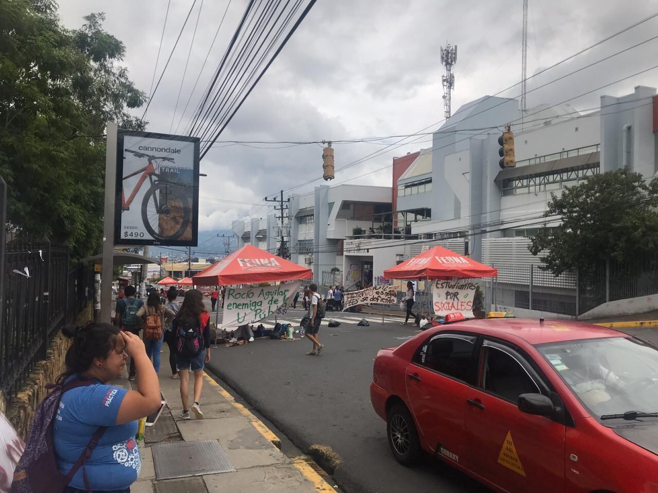 Estudiantes de la UNA protestas y cierran calle.