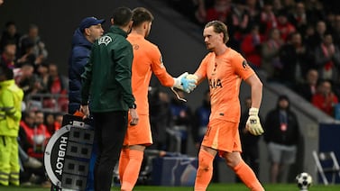 (Video) ¿Carrera enterrada? Portero fue sacado al minuto 17 por dos errores insólitos en Champions