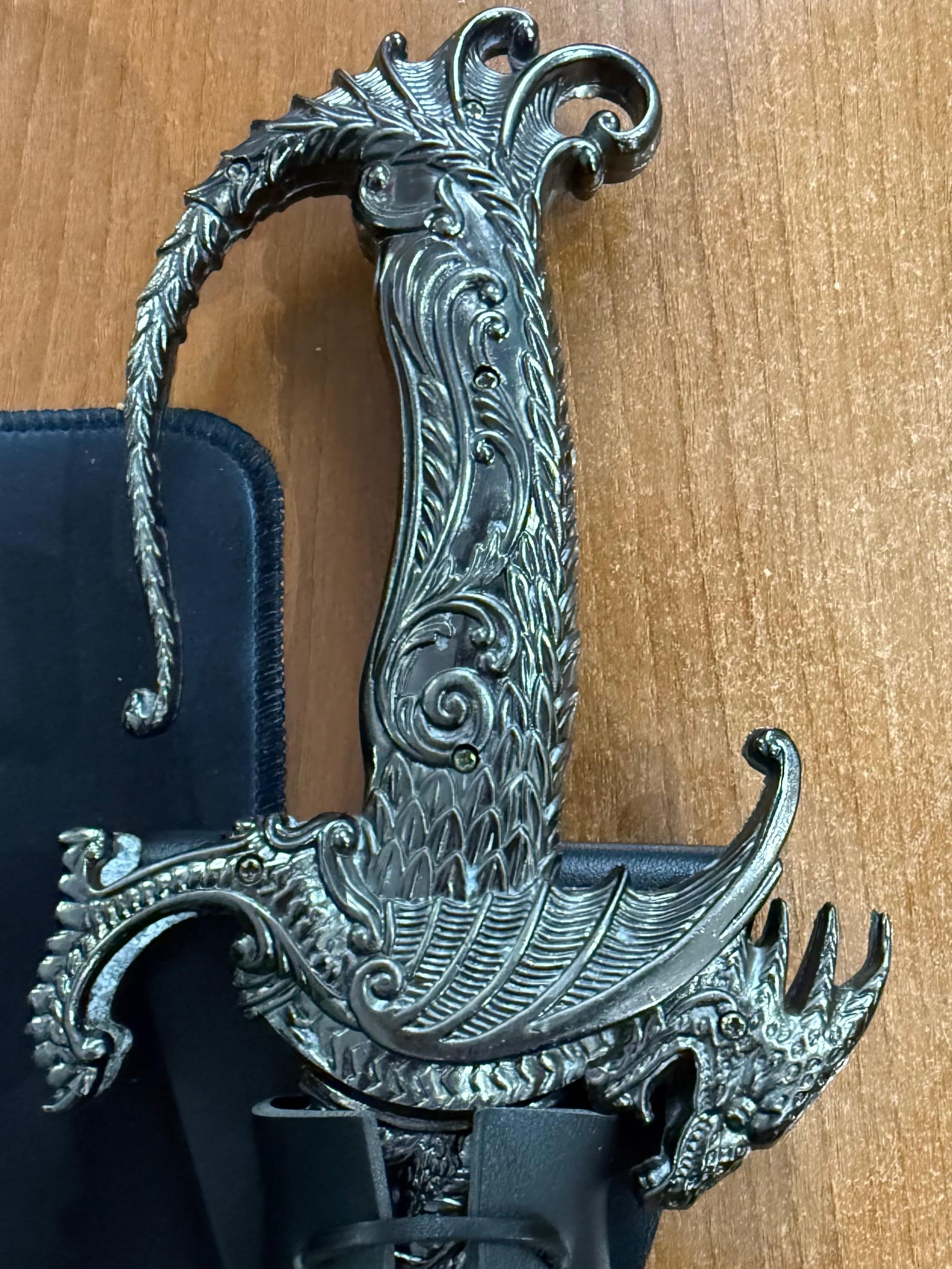 Esteban Morales Bonilla es Esteban Velarium, el Guardián del Velo, es un mago ritualista de quinta generación y heredero de un linaje antiguo que custodia el grimorio familiar. Su papel es mantener el equilibrio entre los mundos visibles e invisibles, protegiendo los secretos del conocimiento prohibido y asegurando que solo los dignos crucen el umbral.