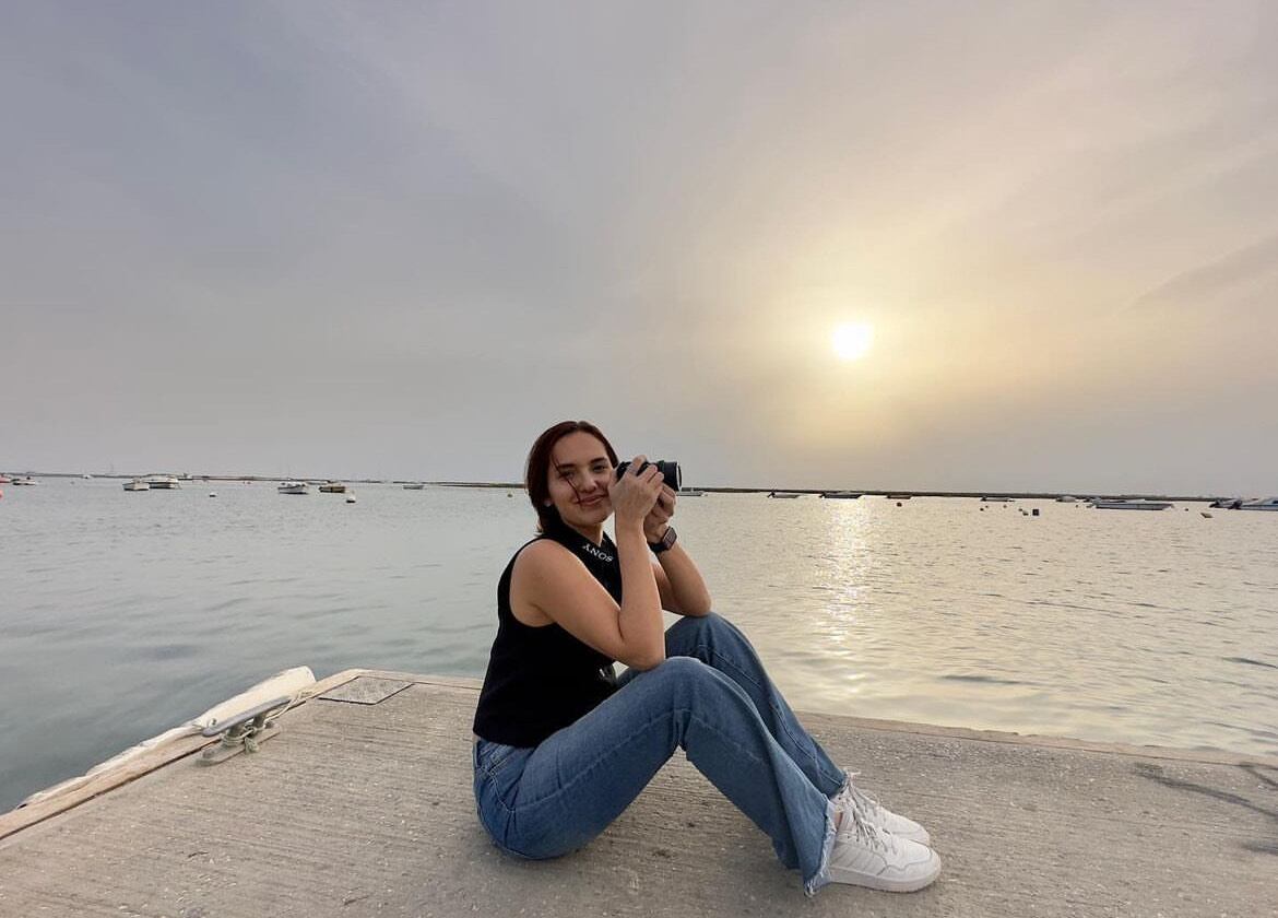 Brenda Alfaro es periodista y logró tener su propio programa llamado Ticos por el mundo. Además le encanta dar noticias internacionales.