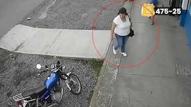 Video captó a dos hombres y una mujer que habrían robado sobre con ¢8 millones sin siquiera usar un arma