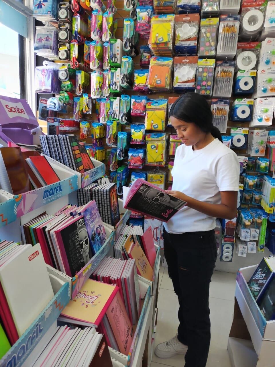 Mundo Mágico y La Teja se unieron para echarle el hombro a una familia de barrio Cristo Rey en San José, en la cual todos sus miembros arrancan esta semana el curso lectivo 2024. En la foto Rachell escoge útiles.