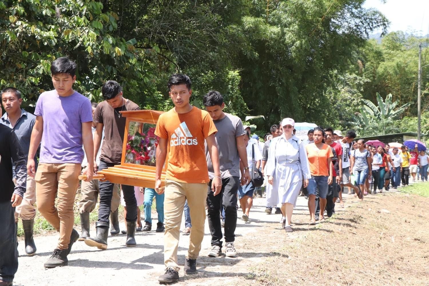 El 5 de mayo del 2016 dos indígenas bribris, José Luis Pereira Morales y Oldemar Torres Morales, mientras construían un drenaje en la casa de un familiar usando pico y pala, quedaron más que sorprendidos cuando desenterraron una imagen de piedra que tenía como forma de mujer con un chiquito en sus brazos.