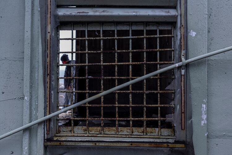 La precariedad de un grupo de trabajadores que da mantenimiento a las torres de transmisión de radio y televisión en la cima del volcán Irazú es captada por medio de la palabra y la fotografía por Paulo Ruiz Cubillo, vulcanólogo de la Escuela Centroamericana de Geología de la Universidad de Costa Rica (UCR)