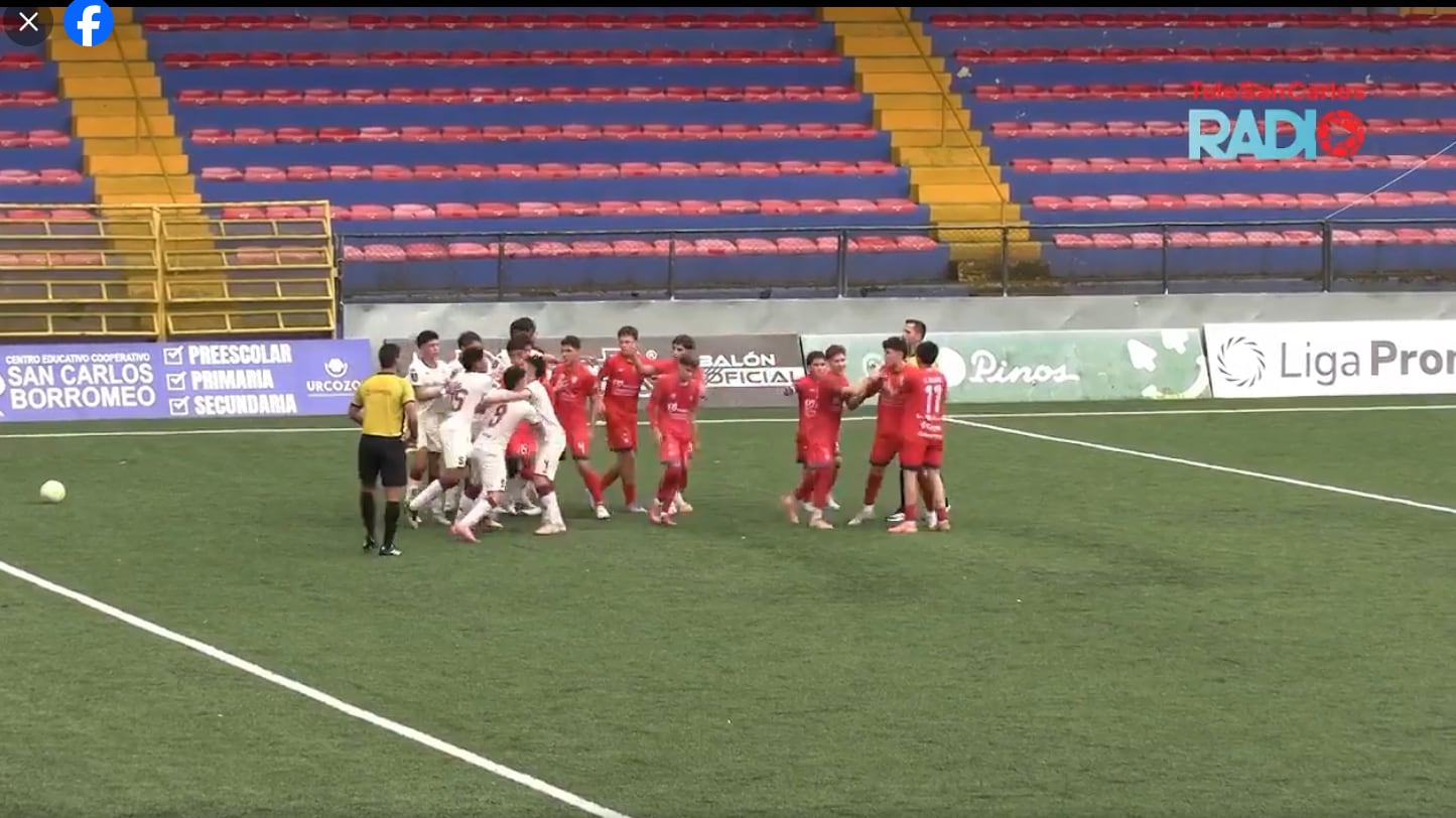 ॲलन अलेमनचा मुलगा सप्रिसा आणि सॅन कार्लोस अंडर-15 यांच्यातील खेळात लढत होता.