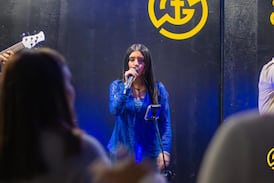 Vecina de Cartago cantará con todo en “Batalla de Karaoke” para ayudar a su hermano tras duro accidente