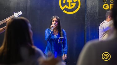 Vecina de Cartago cantará con todo en “Batalla de Karaoke” para ayudar a su hermano tras duro accidente