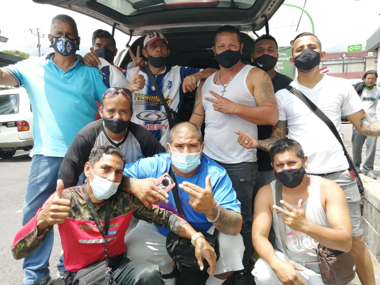 Bailando y saltando una gran canción roquera de los años setentas, con el ataúd en los hombros, amigos y compas del trabajo despidieron a don Adrián Granados Núñez, un taxista informal que amó hasta su último día al Club Sport Cartaginés. En la foto taxistas piratas de Cartago.