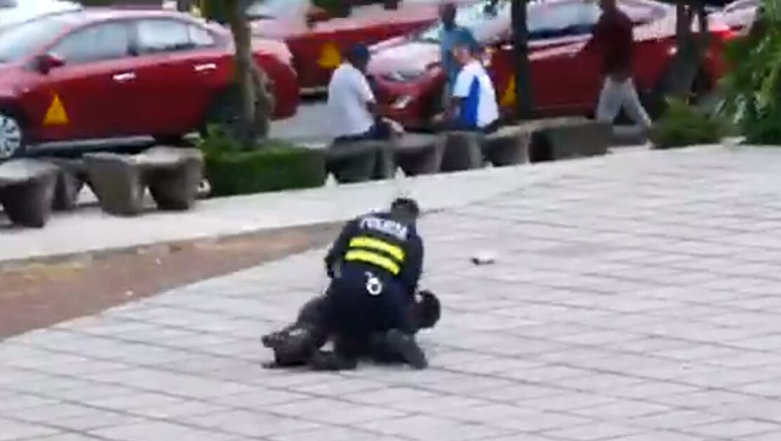 Policía detiene a sospechoso en medio de grabación de un reportaje