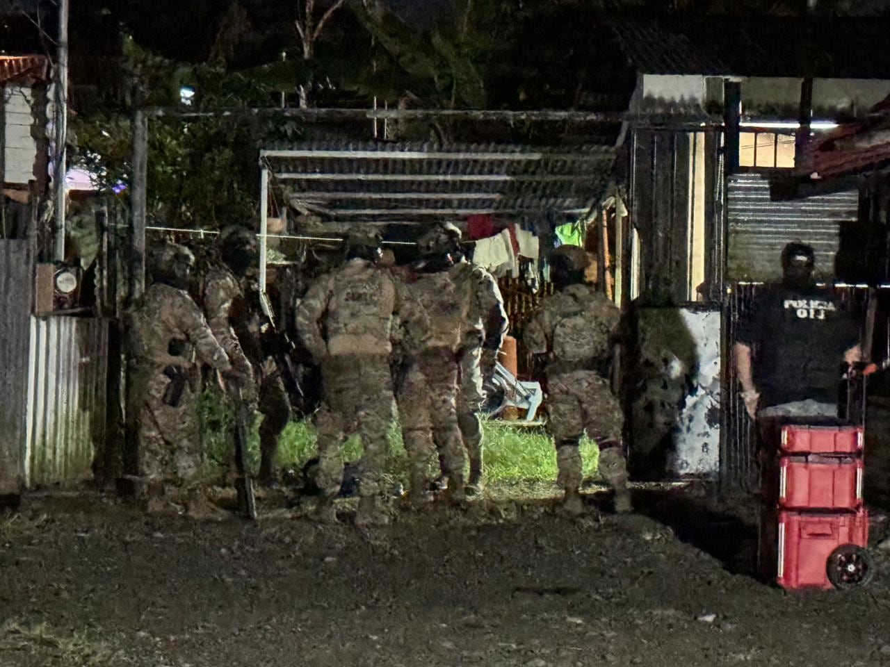 Agentes del Servicio Especial de Respuesta Táctica (SERT) del OIJ, participaron en el allanamiento contra una banda conocida de Limón conocida como los Hijos de Al Qaeda.