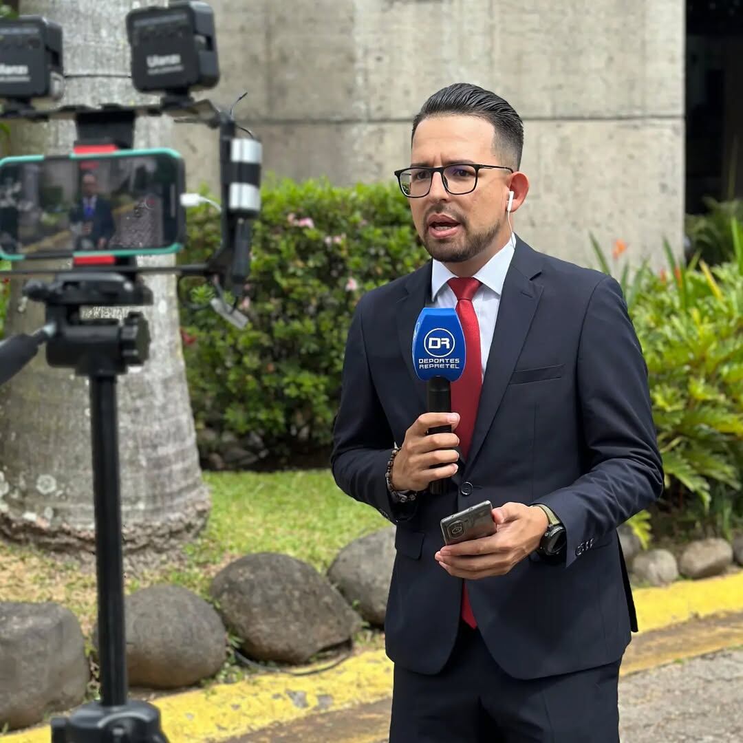 El periodista deportivo de Repretel y Monumental, Carlos Chinchilla, pasa por un gran momento de su vida personal, ya que hace tres meses se casó con el amor de su vida y los nuevos esposos ya están pensando en hijos.